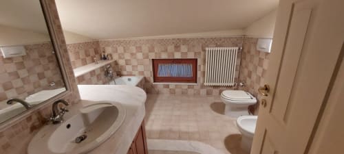 Bagno spazioso nell'appartamento SUL CORSO a Tales of Abruzzo, Atessa con doppio lavabo, vasca, bidet e scaldasalviette
