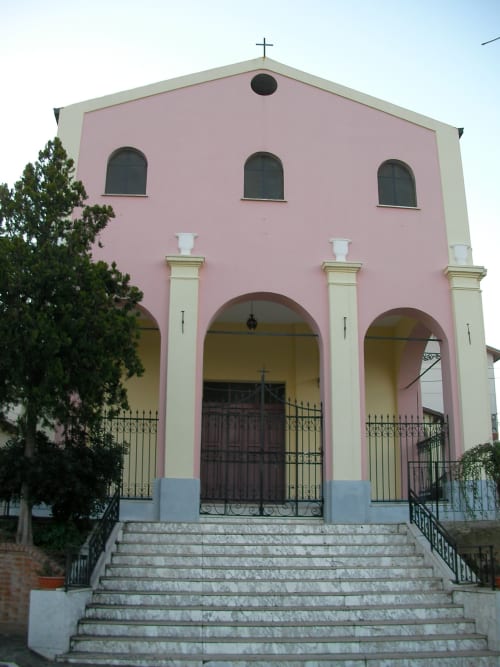 Facciata della chiesa rosa con colonne bianche ad Atessa, Italia - Proprietà Tales of Abruzzo