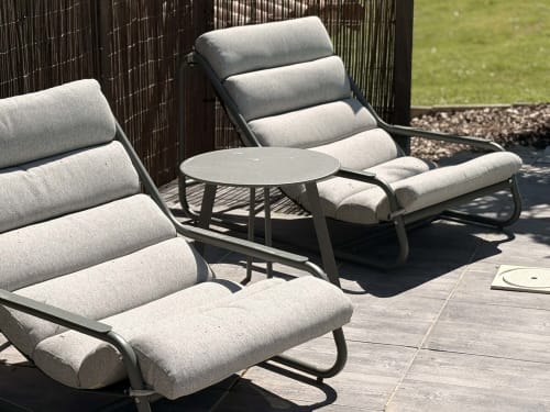 Chaises longues confortables avec coussins sur la terrasse du gîte Le Jardin d'Elusa à Eauze, France