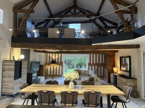 Salle à manger contemporaine aux poutres en bois de l'hôtel-boutique Le Jardin d'Elusa à Eauze, France