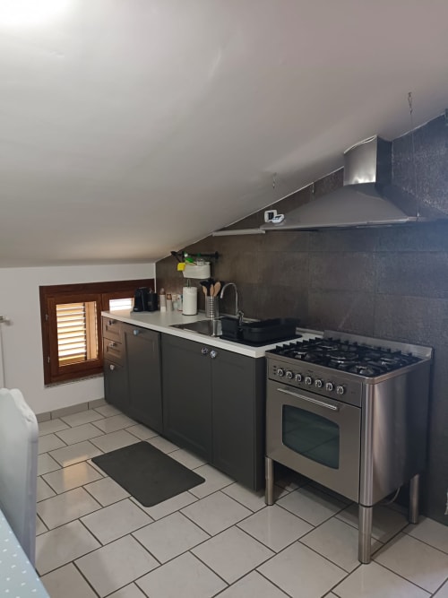 Cucina moderna con fornello in acciaio inossidabile nell'appartamento Tales of Abruzzo, Atessa