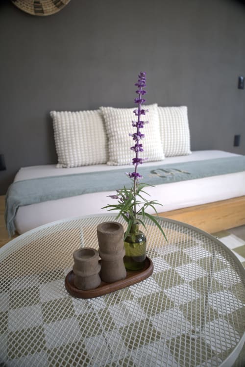Dormitorio moderno en Meraki Glampings de Malinalco con flores púrpuras en florero sobre la mesa