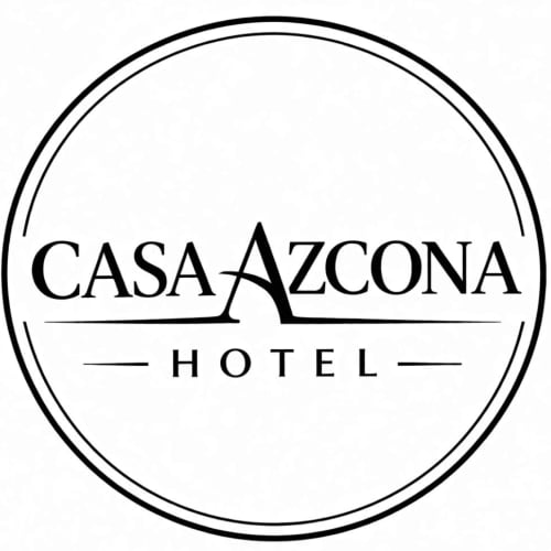 Logo del Hotel Casa Azcona - emblema circular con tipografía elegante del hotel en Zizur Mayor, España