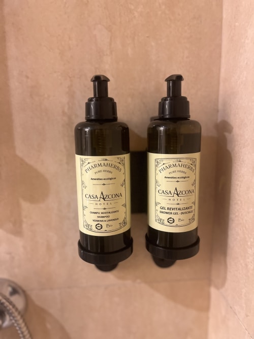 Badezimmeraccessoires des Casa Azcona Hotels: belebtes Shampoo und Duschgel mit Lavendel und Eisenkraut