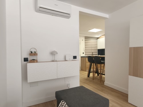 Apartamento moderno en Bahia Mar Canarias con muebles blancos, cocina contemporánea y decoración actual en Telde