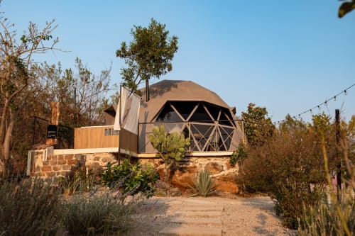 Domo Standard glamping en Meraki Glampings, Malinalco, con vistas a las montañas y arquitectura geométrica