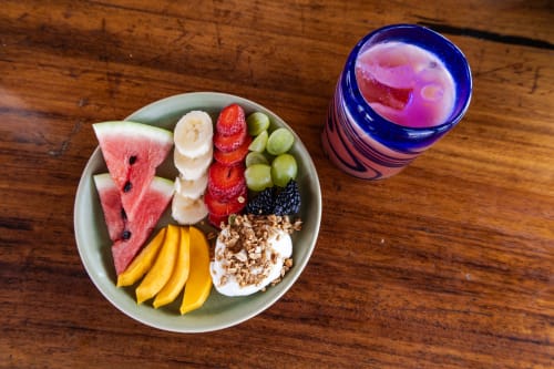 Colorido tazón de desayuno con sandía, plátano, fresas y granola en Meraki Glampings de Malinalco
