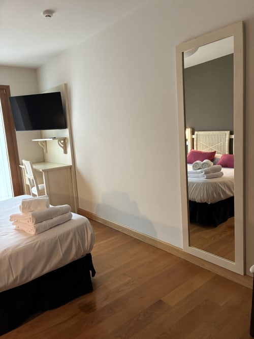 Doppelzimmer im Casa Azcona, Zizur Mayor, mit Spiegel, TV, Handtüchern und Bergblick
