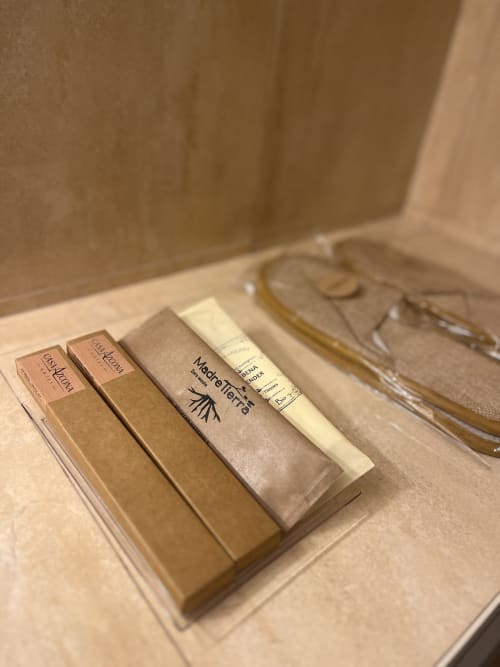 Toilettenartikel und Annehmlichkeiten im Badezimmer des Hotels Casa Azcona in Zizur Mayor