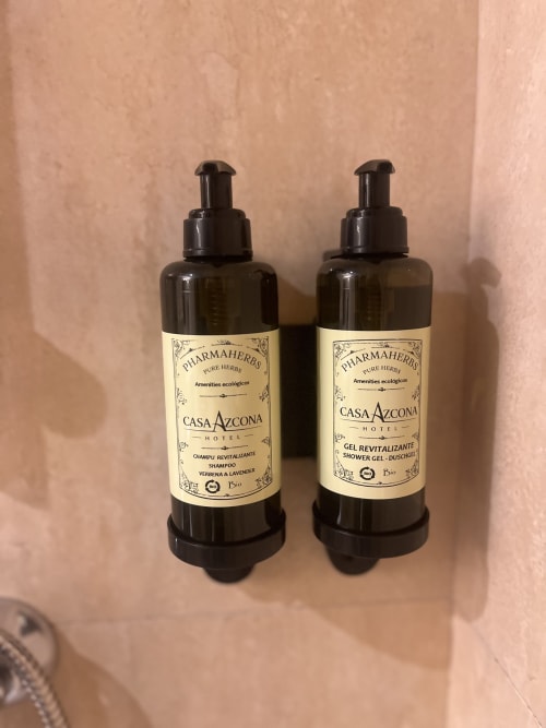 Zwei Pharmaherbs Pure Herbs Flaschen aus dem Casa Azcona Hotel in Zizur Mayor - Shampoo und Duschgel mit Lavendel-Amenities