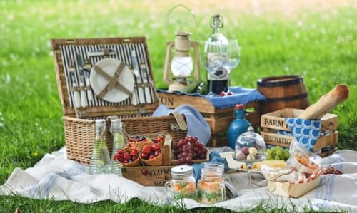 Pique-nique aux Insolites de la Bastide avec panier en osier, fruits rouges frais, vin et charme champêtre