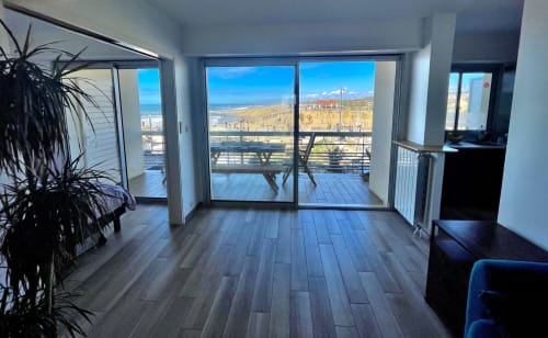 Suite moderna en Golden Sand Anglet con vistas panorámicas al océano, suelo de madera y balcón amueblado