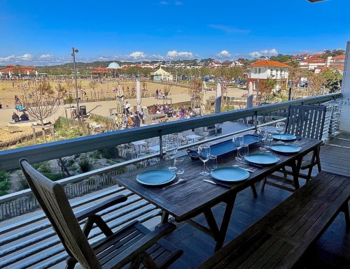 Terraza frente al mar en el hotel Golden Sand Anglet con vistas al océano y playa de arena dorada