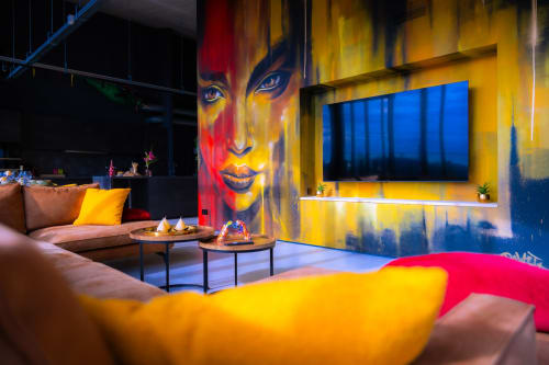 Loft moderne à l'Hôtel Grand Place à Mons avec fresque pop art colorée, mobilier vibrant, TV et vue sur la ville