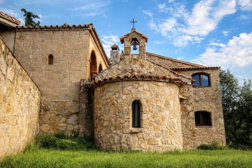 Capilla y arquitectura de piedra rodeadas de naturaleza