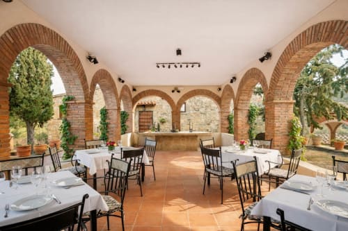 Comedor exterior con arcos de ladrillo y ambiente mediterráneo
