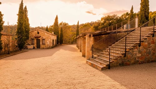 Aparcamiento privado rodeado de naturaleza junto a la fortaleza