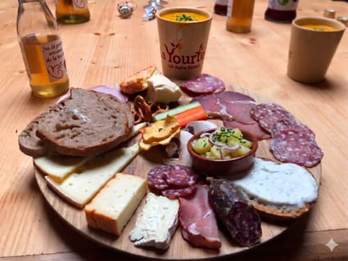 Plateau de charcuterie et fromage à La Yourte Un Autre Monde BnB au Hohwald avec charcuteries, pain et apéritifs