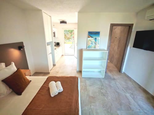Studio à la Résidence Aigue Marine, Coti-Chiavari, avec lit, kitchenette, rangements et accès à la vue mer