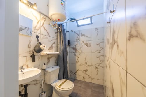 Modern bathroom in Casa de Océano hotel room Gregal, Tarifa with marble tiles and shower