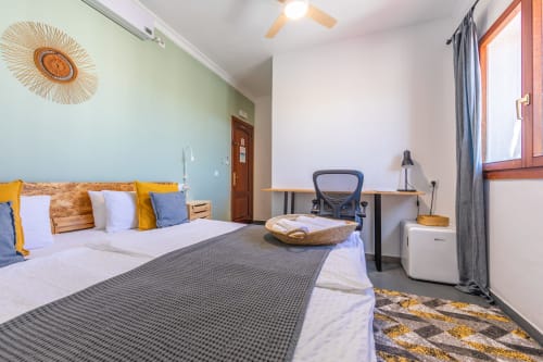 Gregal room at Casa de Océano in Tarifa featuring twin beds, work desk, and modern amenities with coastal décor