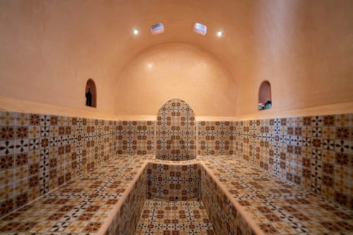 Hammam marocain traditionnel au Domaine Belhazar d'Essaouira, orné de zellige finement travaillé et d'un plafond voûté