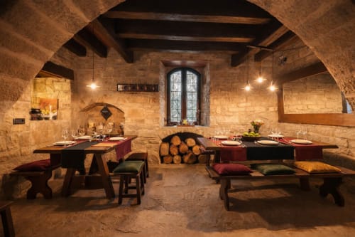 Comedor de piedra con arcos y ambiente gastronómico cálido