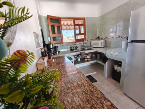 Cocina moderna en hotel boutique Punta Perula con encimeras de granito, electrodomésticos de acero inoxidable y vistas al mar