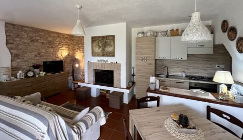 Appartamento open-plan a Spello, Umbria con camino, cucina attrezzata e zona living con arredamento moderno