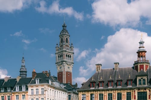 Architecture flamande historique avec beffroi à Verlinghem, France, près de la Ferme de la Forterie