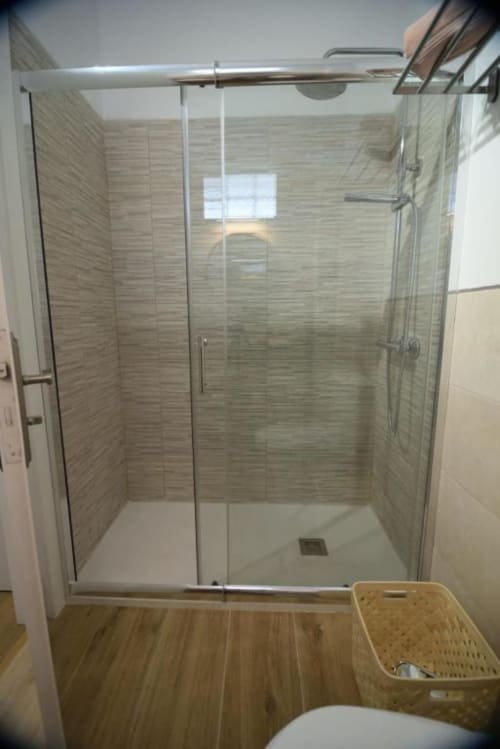Modernes Badezimmer mit Glasduschkabine und gefliesten Wänden in der Wohnung Bahía Anaga 703, Santa Cruz de Tenerife