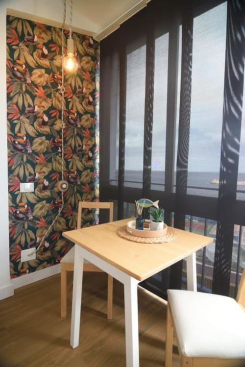 Modernes Balkonzimmer in Santa Cruz de Tenerife mit Meerblick, Esstisch und tropischer Tapete