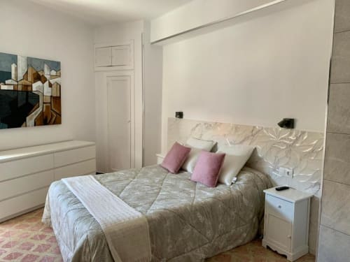 Modernes Schlafzimmer in der Ferienwohnung Salud Vacacional, Santa Cruz de Tenerife, mit Doppelbett, rosa Kissen, weißem Nachttisch und