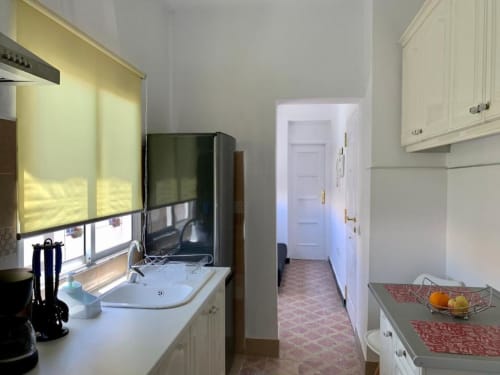 Moderne Küche im Apartment Salud Vacacional, Santa Cruz de Tenerife, mit weißen Schränken und Edelstahlgeräten