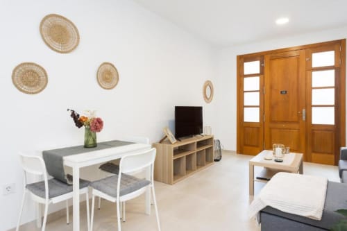 Modernes Wohnzimmer mit Essbereich, TV, Holzschrank und Wanddekoration in Santa Cruz de Tenerife