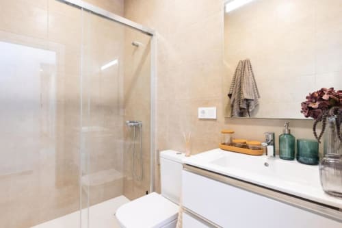 Modernes Badezimmer im Apartment Triana Toscal in Santa Cruz de Tenerife mit Duschkabine und weißem Waschtisch