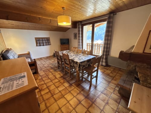 Dining area in Appartement L'Etale with wooden beams, mountain views, and Alpine décor