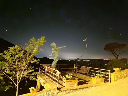 Terrazza dell'I Castagnini B&B a Montecatini Val di Cecina con statua illuminata di notte e vista sulla campagna