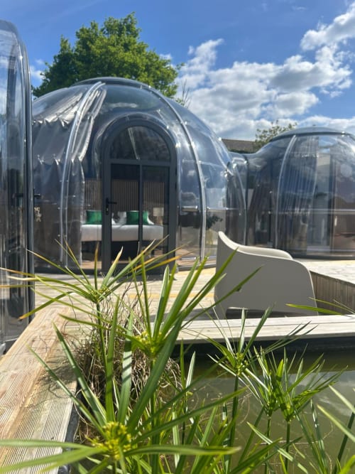Chambres pods hôtel Bubble Jade transparentes avec Jacuzzi dans le jardin à Bazouges-la-Perouse, France