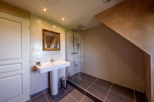 Salle de bains moderne de la villa La Girelle à Honfleur avec lavabo sur colonne, douche à l'italienne et décoration style côtier