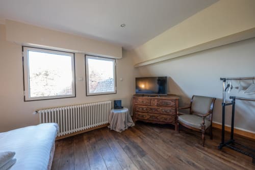 Spacieuse chambre de la villa La Girelle à Honfleur avec vue mer, parquet et mobilier vintage