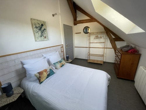 Chambre cosy mansardée aux Prairies du Val d'Amboise, Noizay : lit queen-size, poutres en bois et lucarne.