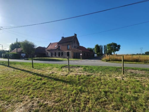 Gîte Ferme de la Forterie à Verlinghem, France : maison d'hôtes en brique avec vue sur la campagne