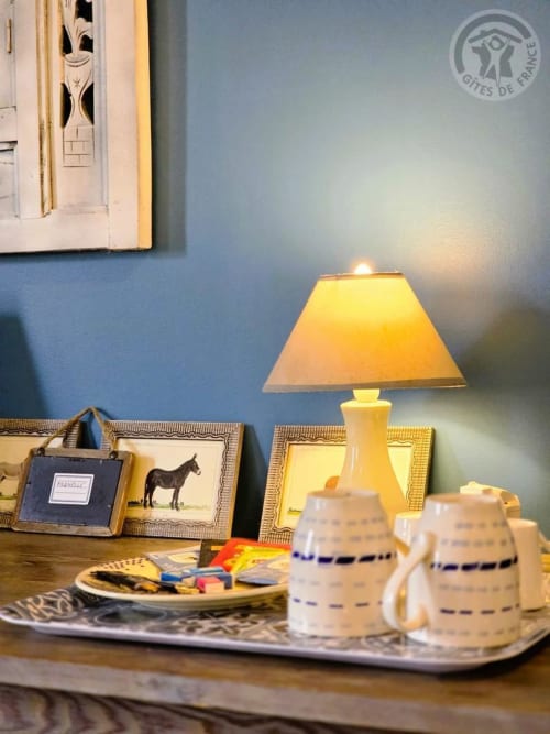Lampe jaune et décoration sur table à la Ferme de la Forterie Verlinghem, gîte à Verlinghem, France