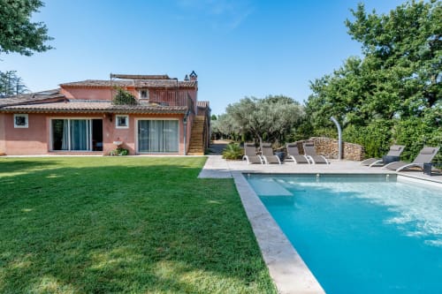 Le Mas Carré B&B à Ségur : villa en terre cuite, piscine et pelouse bien entretenue