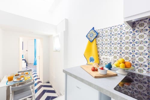 Cucina moderna e luminosa nell'appartamento Sealand Lobra di Appartamenti Momi a Sorrento, con rivestimento blu a motivi