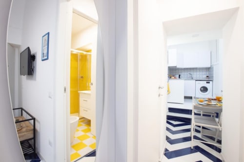 Corridoio dell'appartamento Sealand Lobra presso Appartamenti Momi a Sorrento, con porte della cucina e del bagno