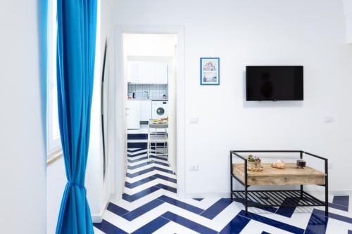 Appartamento Sealand Lobra presso Appartamenti Momi, Sorrento - pavimento a chevron blu, angolo cottura, TV e arredi moderni