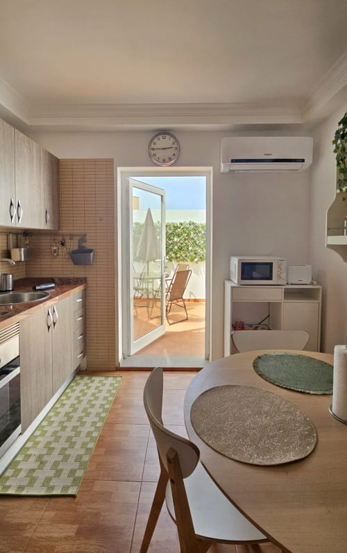 Modern kitchen-dining area in Apartamento Galoponte with terrace view, La Aldea de San Nicolás