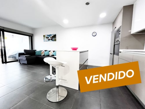 Amplia sala de estar de diseño abierto con cocina, comedor y lounge en FTV Holidays Homes en La Oliva